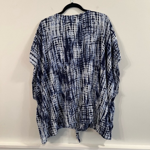 Women’s Torrid blue tie dye tie front short sleeve blouse size 6X - Picture 3 of 5